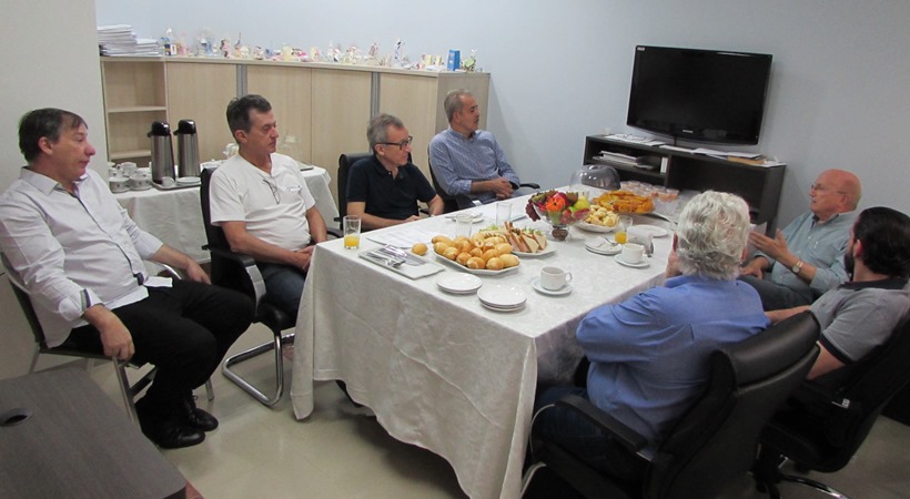 Dr. Osmar Serraglio visita médicos e diretores do Hospital Cemil de Umuarama