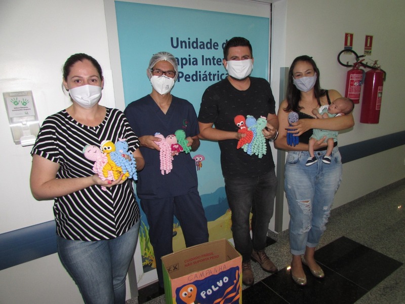 Família de Tapejara doa linhas e polvos de crochê para UTI Neonatal do Hospital Cemil