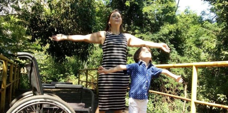 Tetraplégica volta a andar e realiza sonho de ser mãe através da fé e persistência
